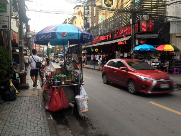 Instead of setting up at a fixed location, many vendors push carts which help them easily move, such as this one seen near Nana Plaza in Soi Sukhumvit 4.