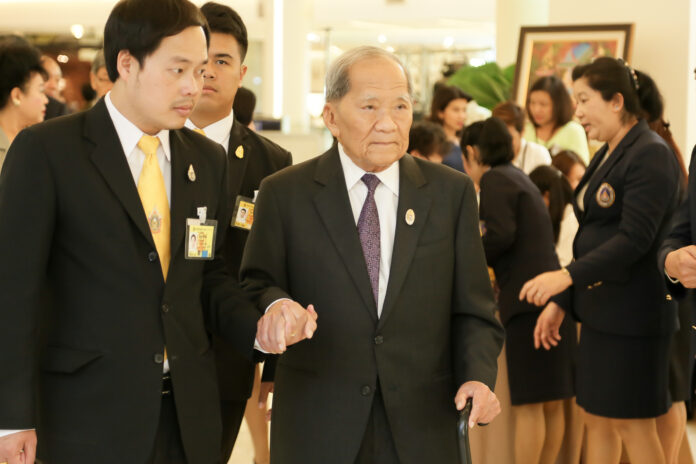 Privy Councilor Thanin Kraivichien visited an exhibition honoring His Majesty the Queen May 23 at Siam Paragon shopping mall in Bangkok.