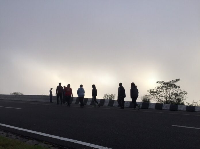 Tourists wait for the sunrise Monday at Chiang Mai’s Doi Inthanon National Park, where the temperature fell to 8C.