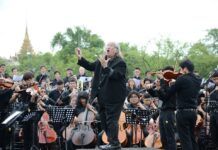 Huge Turnout for Mass Singing Tribute to King Bhumibol