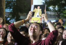 Mourners Remain at Siriraj, Some Hope For Miracle (Photos)