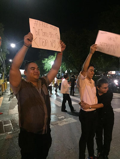 Teerawat Pinpanichakarn and friends offer 'Free Hugs' in Bangkok. Photo: Different Ways Are Good / Facebook