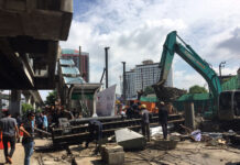 Crane Topples Onto Sidewalk at BTS Phra Khanong