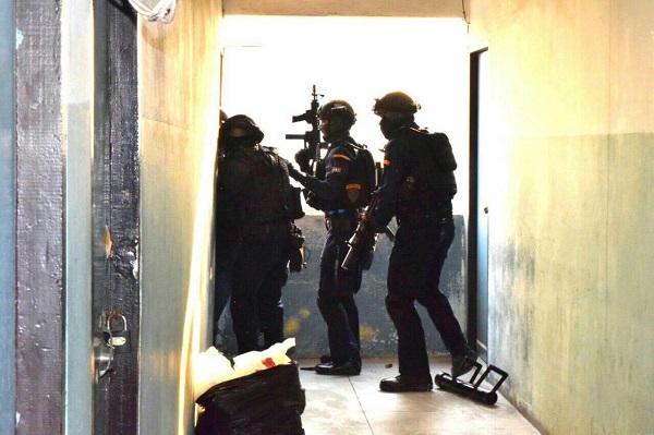 SWAT team members raid an apartment building in Bangkok’s Ramkhamhaeng area Tuesday.