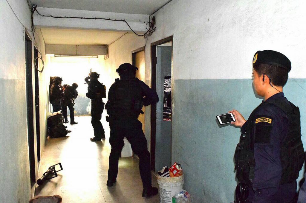 SWAT team members raid an apartment building in Bangkok’s Ramkhamhaeng area Tuesday.