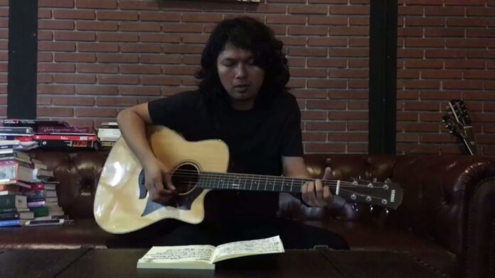 Sek Loso plays a newly composed song for King Bhumibol, “I was born in the Reign of King Rama IX of Thailand.” Photo: Sek Loso / Facebook