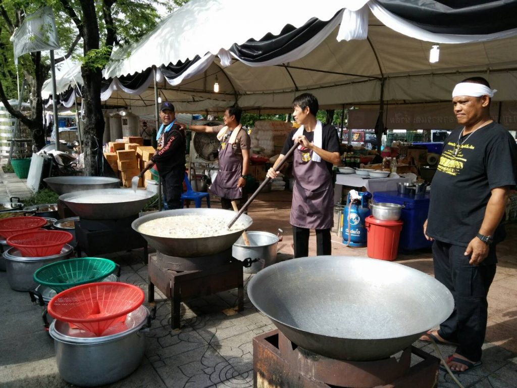 Municipal authorities on Monday provide food at Sanam Luang. 