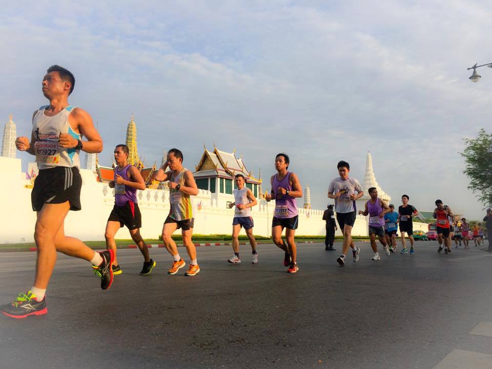 Runners pass the Grand Palace in Bangkok in May 2015. Photo: WingNaiDee / Facebook