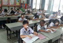 Schoolkids Wear Eyepatches to Learn About King Bhumibol