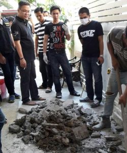 Officials exhume the remains of Eliyahu Cohen on Saturday at the Nonthaburi home where he was allegedly murdered and buried by Yaakov Shimon Sakira Bitton and his son. 