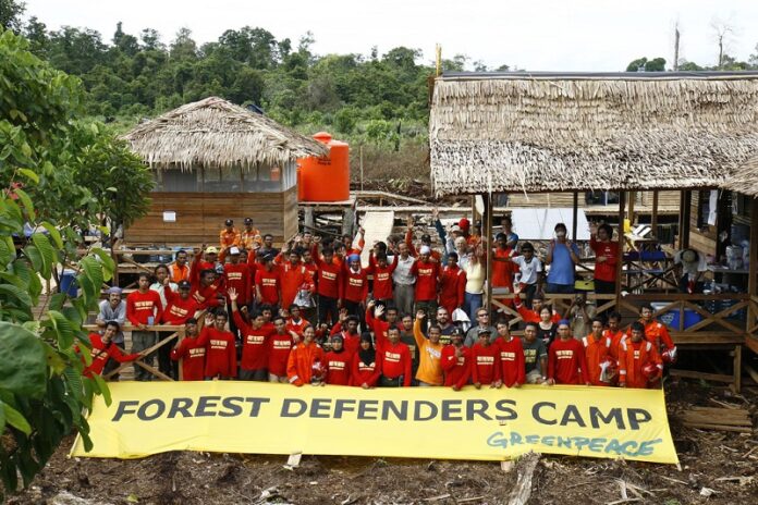 Greenpeace activists pose for a photograph in 2007 in Riau, Indonesia. Photo: H Dragon / Flickr