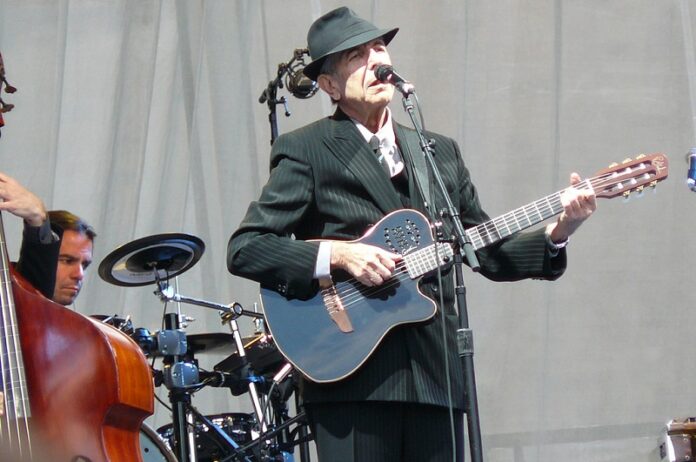 Leonard Cohen on stage in 2008 at Edinburgh Castle, Scotland. Photo: jonl1973 / Flickr