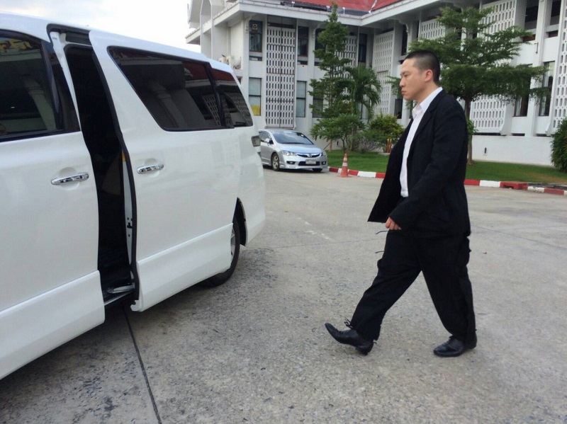 Jenphop Viraporn walks to his family car on Nov. 14, 2016, as he leaves the Ayutthaya Provincial Court.
