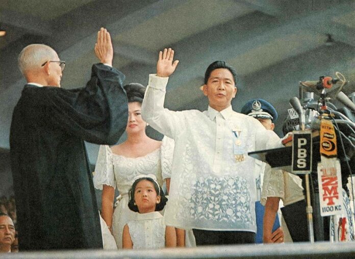 Ferdinand Marcos takes the Oath of Office for a second term before Chief Justice Roberto Concepcion on December 30, 1969. Photo: Philippine Presidential Museum and Library / Wikimedia Commons