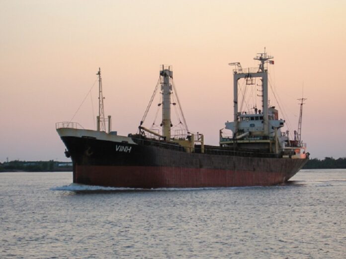 A freighter traveling downstream on the Saigon river in 2007, in Vietnam. Photo: Tore Saetre / Wikimedia Commons