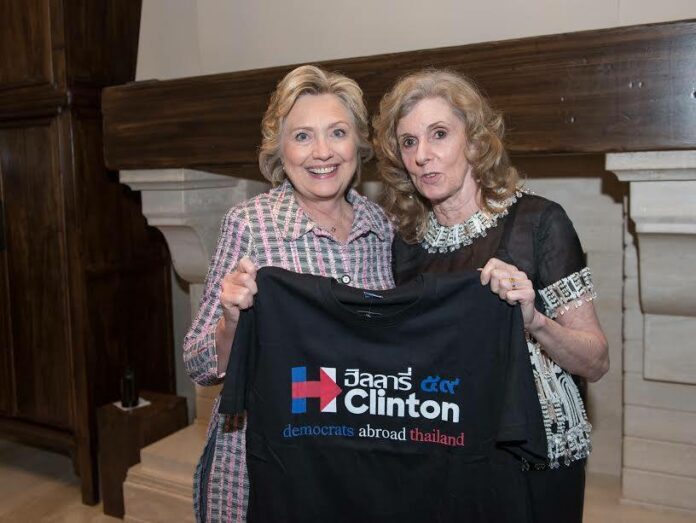U.S. presidential candidate Hillary Clinton poses with Miami City Ballet founder Toby Lerner Ansin and a Democrats Abroad Thailand T-shirt on Sept. 30 in Miami, Florida. Photo: Democrats Abroad Thailand / Facebook