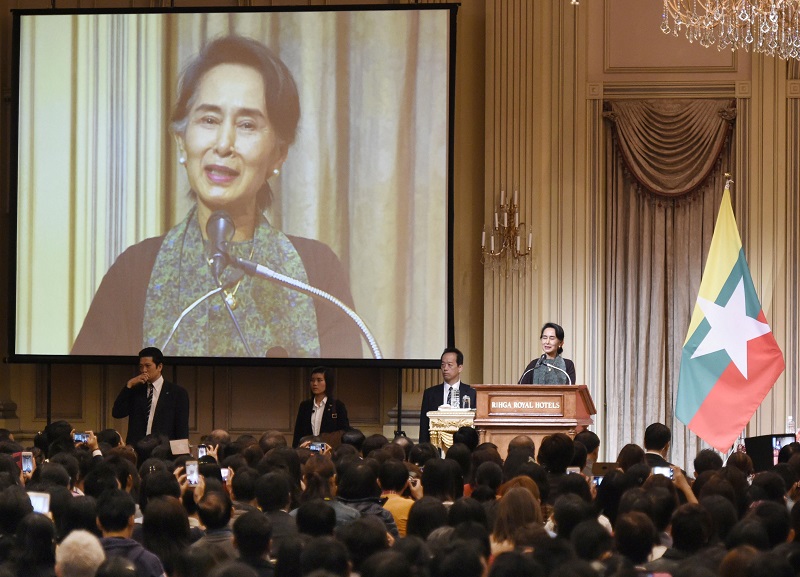 Myanmar's Foreign Minister Aung San Suu Kyi delivers a speech on Nov. 2 during a meeting with Myanmar residents in Japan, at a hotel in Tokyo. Photo: Takumi Sato / Associated Press