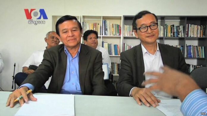 De facto leader of the Cambodia National Rescue Party (CNRP) Kem Sokha (left) seen here with exiled leader Sam Rainsy in 2012 in Manila, Philippines. Photo: VOA / Wikimedia Commons