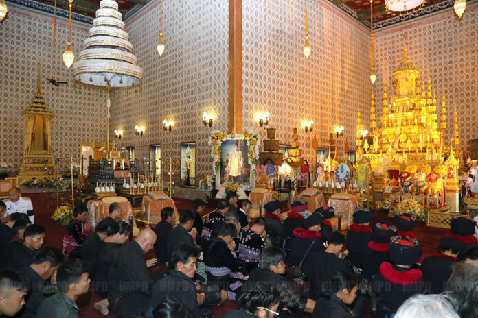 Members of the public pay their respects to the royal urn on Oct. 29. King Bhumibol lies in state behind it. Photo: Royal Household Bureau
