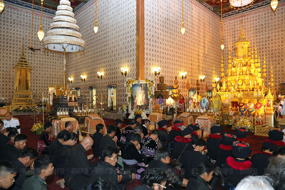 Members of the public pay their respects to the royal urn on Oct. 29. King Bhumibol lies in state behind it. Photo: Royal Household Bureau