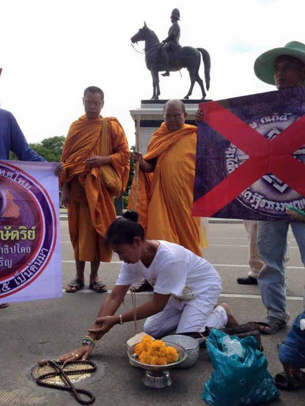 Locals hold a ‘removal ritual’ for the plaque in 21 Jun. 2015. / Photo: MThai