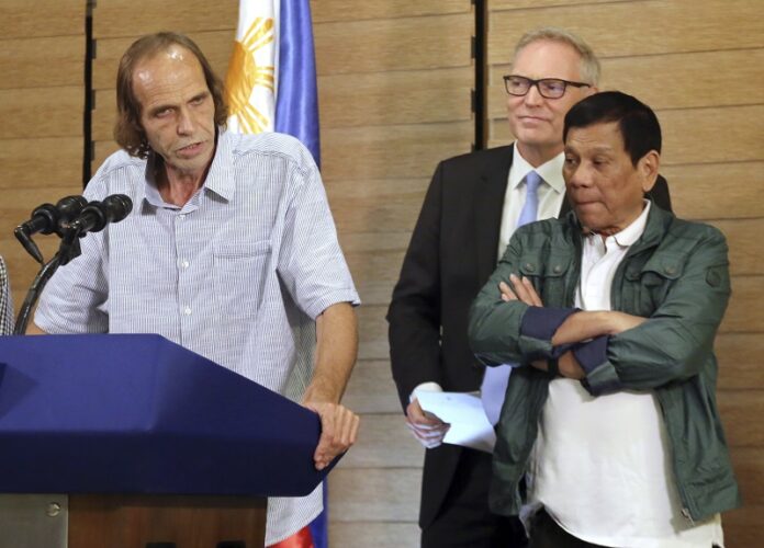 Released Norwegian hostage Kjartan Sekkingstad, left, briefly delivers his statement after meeting Philippine President Rodrigo Duterte, right in September in Davao city in southern Philippines. Photo: Manman Dejeto / Associated Press