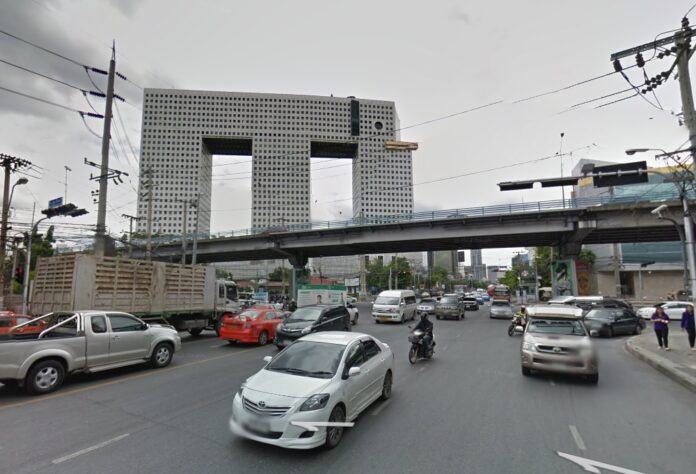 Cars pass under the Ratchayothin overpass on Phahonyothin Road with the iconic Elephant Building in the background. Image: Google