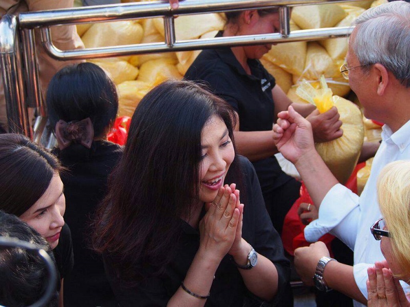 Yingluck Shinawatra thanks people who came to buy rice Saturday outside Fashion Island Mall in Bangkok.