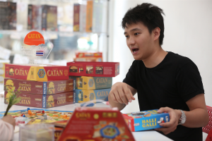 Note holding Halli Galli, a speed-based fruit-matching game, and surrounded by Settlers of Catan.