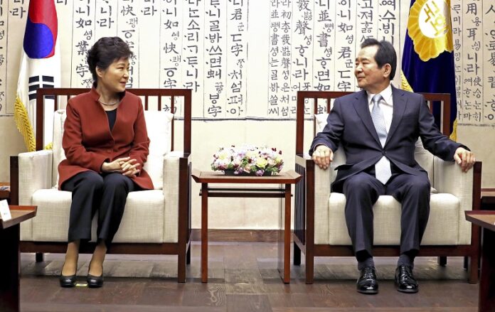 South Korean President Park Geun-hye, left, meets with National Assembly Speaker Chung Sye-kyun Tuesday at the National Assembly in Seoul, South Korea. Photo: Seung-yul / Associated Press