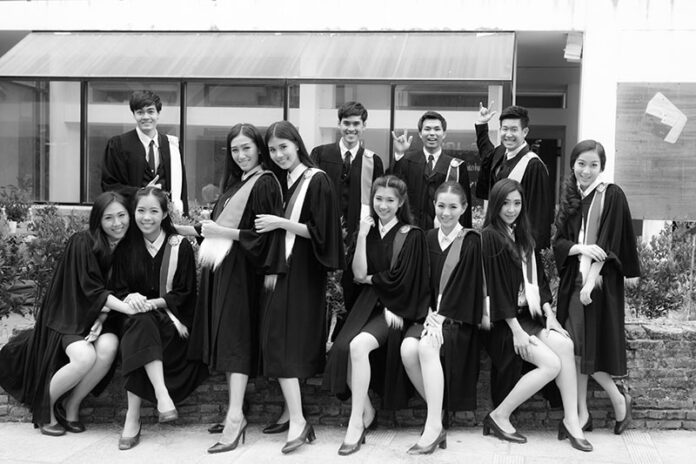 A group photo of 2014 Thammasat graduates. Photo: Zero Group Photos / Courtesy