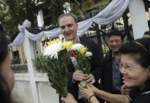 Court Acquits British Labor Rights Activist Hall Supporters give flowers to British human rights activist Andy Hall in 2016 at the Supreme Court in Bangkok. Photo: Sakchai Lalit / Associated Press