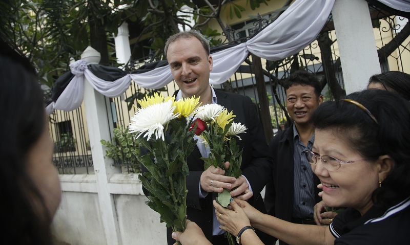 Supporters give flowers to British human rights activist Andy Hall in 2016 at the Supreme Court in Bangkok. Photo: Sakchai Lalit / Associated Press Supporters give flowers to British human rights activist Andy Hall in 2016 at the Supreme Court in Bangkok. Photo: Sakchai Lalit / Associated Press