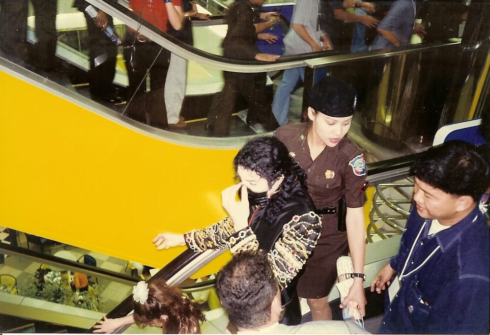 Michael Jackson leaves Tower Records at Siam Square in November 1996. Photo: Andrew Hudson 