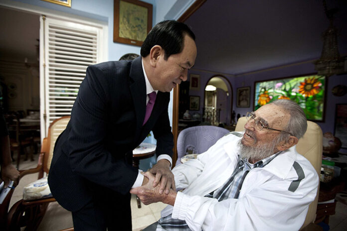 Cuba's former leader Fidel Castro, right, shakes hands with Vietnamese President Tran Dai Quang, left, in Havana, Cuba, on Nov. 15, 2016. Photo: Alex Castro / Associated Press