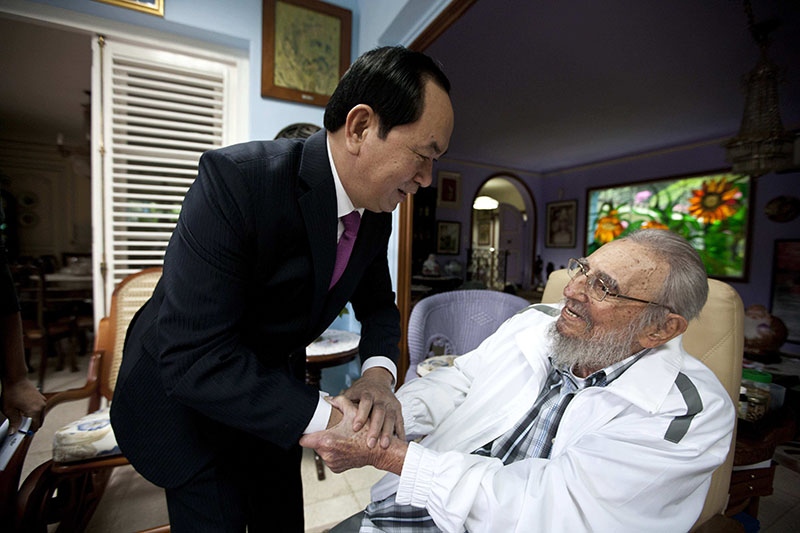 Cuba's former leader Fidel Castro, right, shakes hands with Vietnamese President Tran Dai Quang, left, in Havana, Cuba, on Nov. 15. Photo: Alex Castro / Associated Press