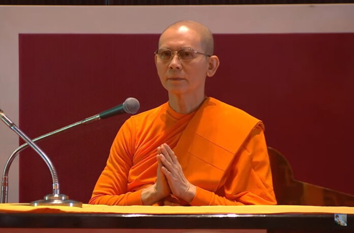 Dhammachayo gives sermon to his disciples on Oct. 30, 2012. Image: DMC_USA / YouTube