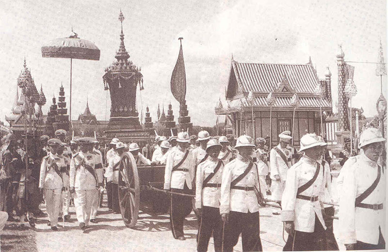 A royal funeral procession carries the urn of Rama VIII after his death in 1946.