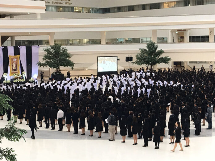 More than 1,000 government workers at an oath-swearing ceremony to Rama IX on Tuesday at the Government Complex in Bangkok.