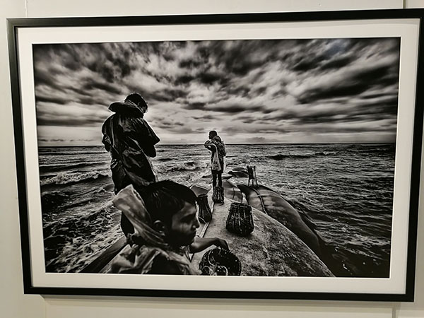 Unregistered refugees often work illegally. One way to make a living is to collect shrimp from the sea and sell them to the local market. They risk arrest and an indefinite prison sentence, according to the caption.