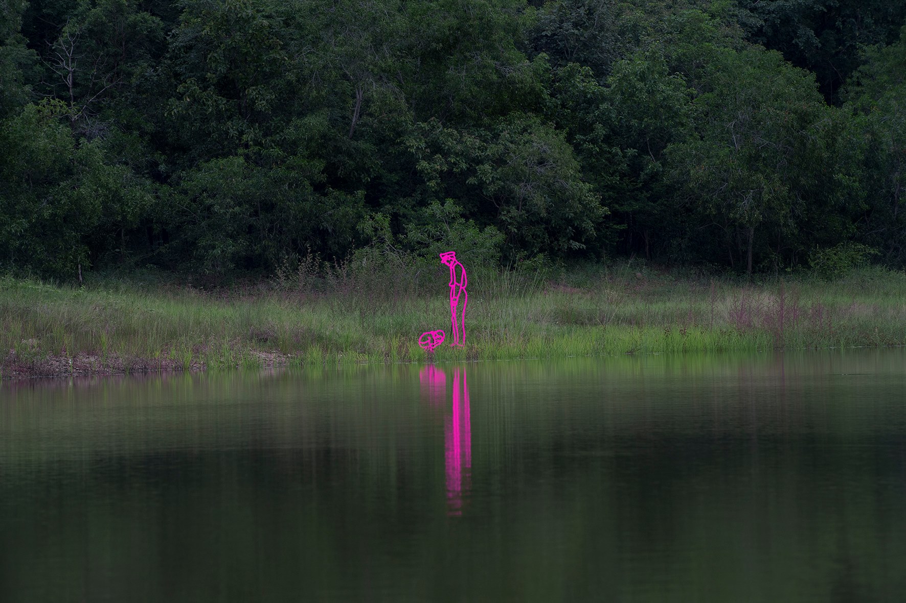 Ceramic artist Wasinburee Supanichvoraparch creates a pink sculpture in the shape of a famous photo of His Majesty the Late King at the Khao Cha-Ngum Reservoir in Ratchaburi, a project credited to King Rama IX. Photo: Wasinburee Supanichvoraparch / Facebook