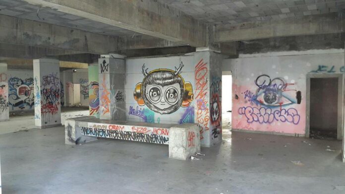 A deserted building in Soi Borommaratchachonnani 43, west of Bangkok, attracts photographers for its graffiti.