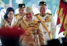 Malaysia’s King Abdicates in Unexpected and Rare Move Sultan Muhammad V, center, salutes after his welcome ceremony as he walks with Malaysian Prime Minister Najib Razak, right, in 2016 at the Parliament House in Kuala Lumpur, Malaysia. Photo: Vincent Thian / Associated Press