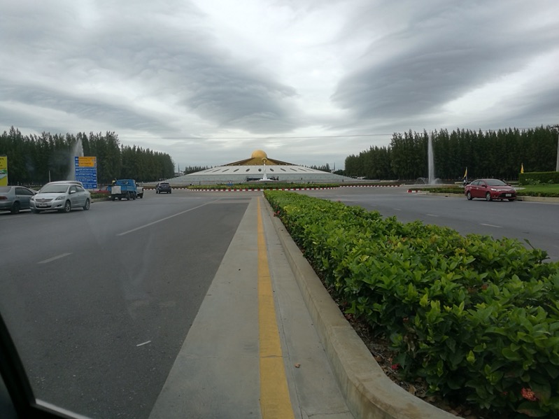 Road from Gate 7 leading to the Memorial Hall.