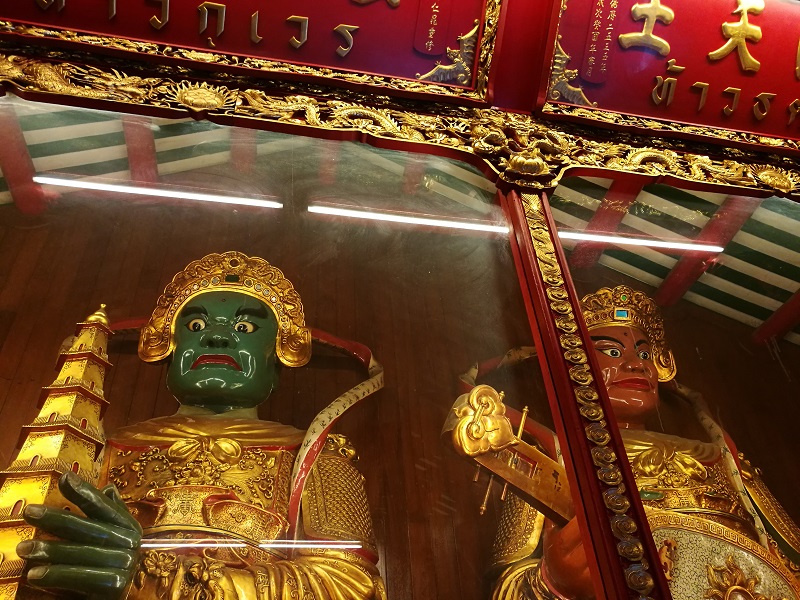 Statues of two guardians at Wat Mangkon Kamalawat.