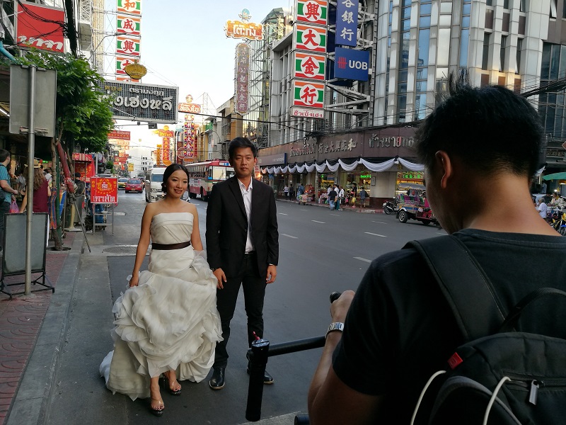  A young couple taking wedding photo on Yaowarat Rd.