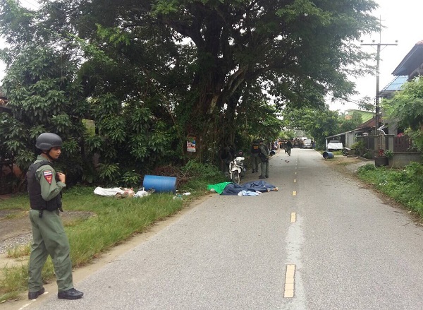 Volunteer Defense Corps, Thawat Pongsuwan and his wife were both shot dead while riding a motorcycle on their way to pick up their daughter Tuesday morning in Pattani province.