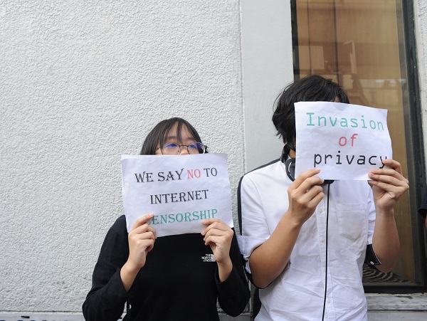 People protest against passage of the new Computer Crime Act on Sunday at the Bangkok Art and Culture Centre.