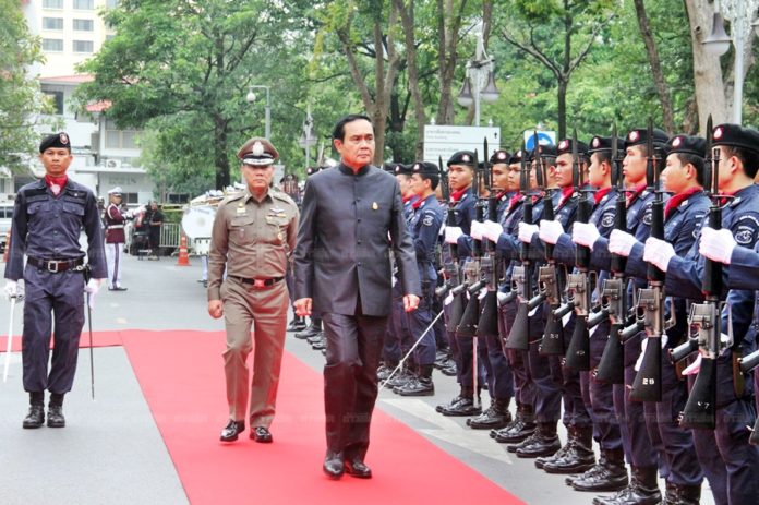 Junta chairman Prayuth Chan-ocha on Dec. 7 inspects a guard of honor at Royal Thai Police headquarters.