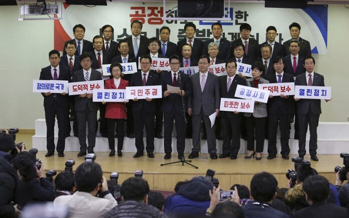 A group of lawmakers of the ruling Saenuri Party attends a press conference to announce to leave the party on Tuesday at the National Assembly in Seoul, South Korea. Photo: Ahn Young-joon / Associated Press